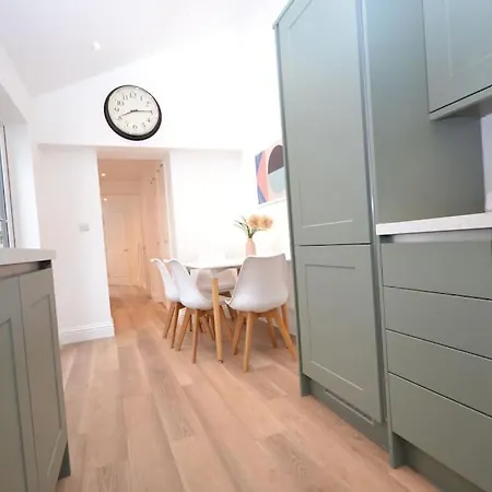 Freshly Refurbished, Peaceful Victorian House Villa Worcester Park Exterior photo