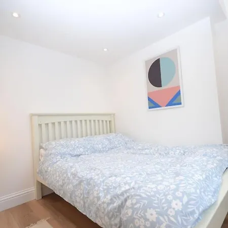 Freshly Refurbished, Peaceful Victorian House Villa Worcester Park Exterior photo