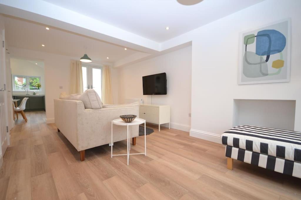 Freshly Refurbished, Peaceful Victorian House * Worcester Park