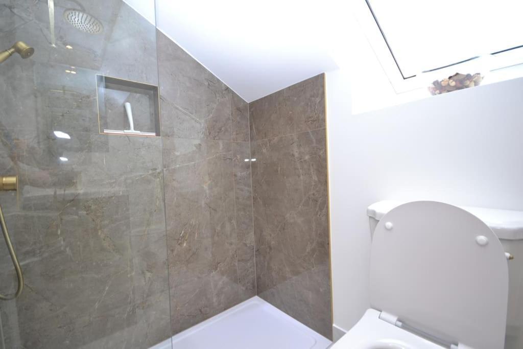 Freshly Refurbished, Peaceful Victorian House * Worcester Park