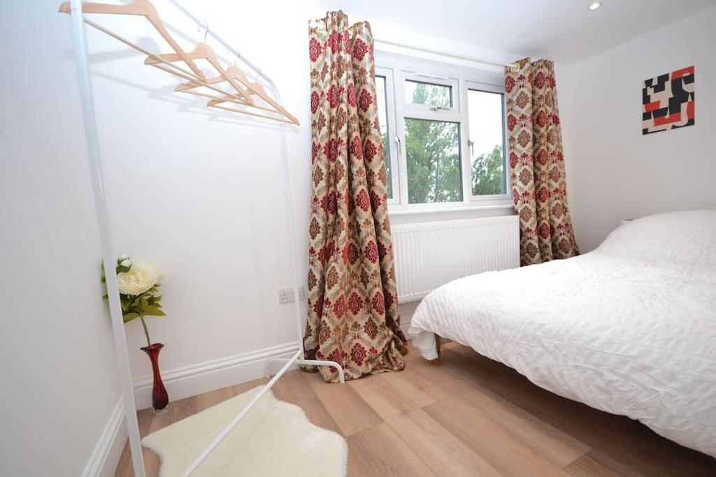 Freshly Refurbished, Peaceful Victorian House Holiday home Worcester Park
